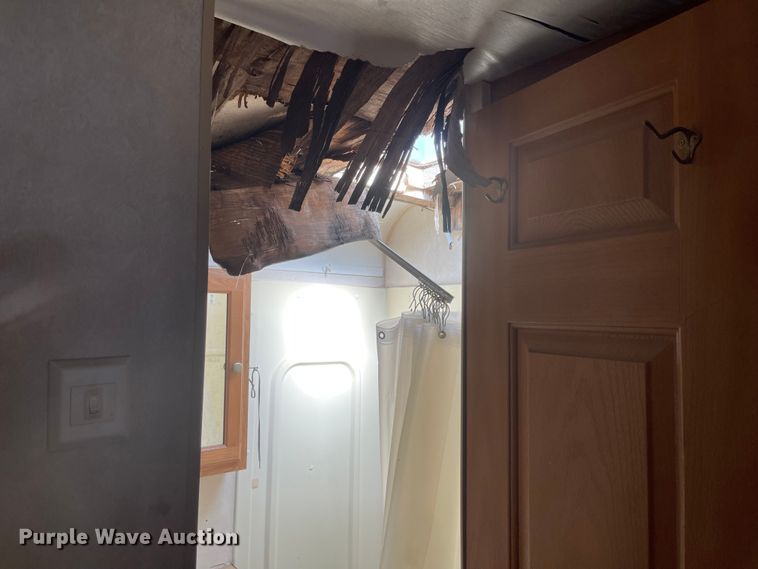 image for item JD9836 2005 Forest River Flagstaff  camper