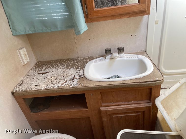 image for item JD9836 2005 Forest River Flagstaff  camper