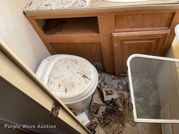 image for item JD9836 2005 Forest River Flagstaff  camper