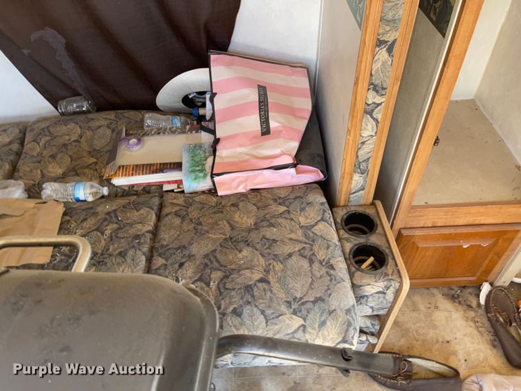 image for item JD9836 2005 Forest River Flagstaff  camper