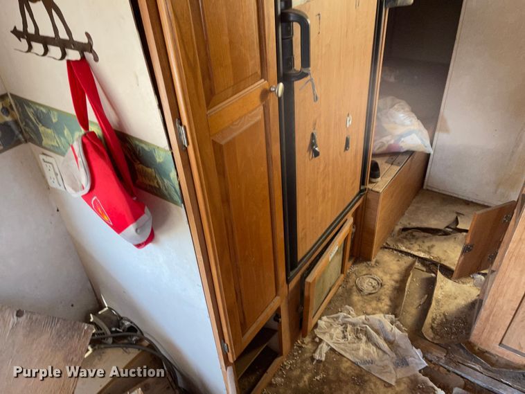 image for item JD9836 2005 Forest River Flagstaff  camper