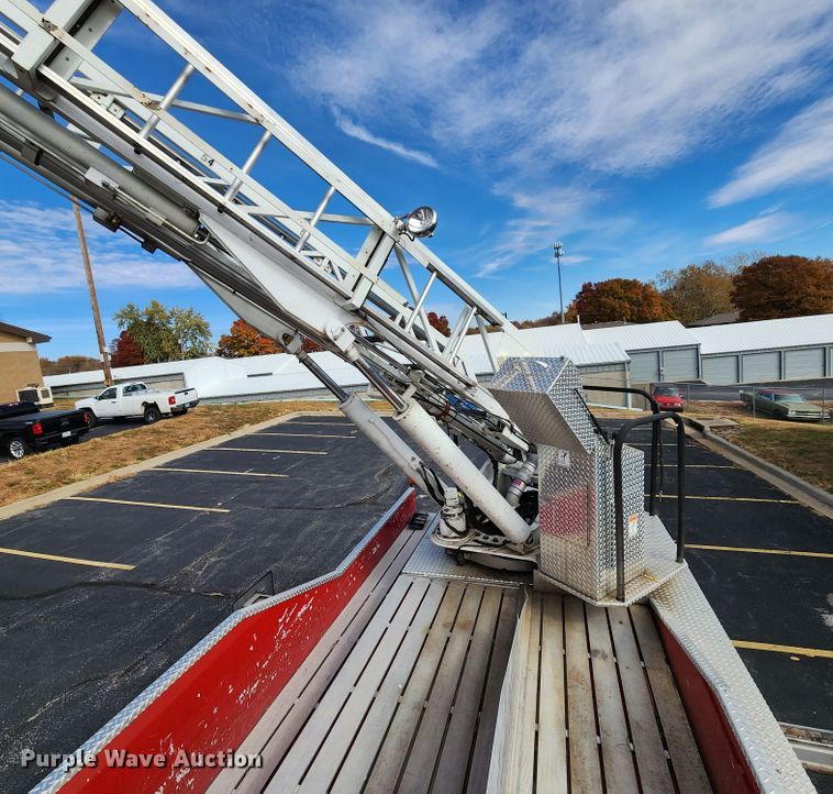 image for item KH9162 2005 Seagrave TR44DA  fire truck