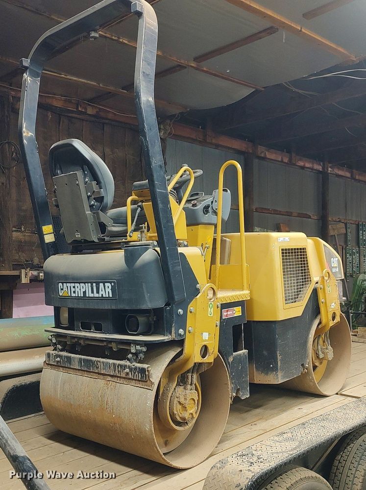 image for item KI9968 2007 Caterpillar CB-214E  double drum vibratory roller