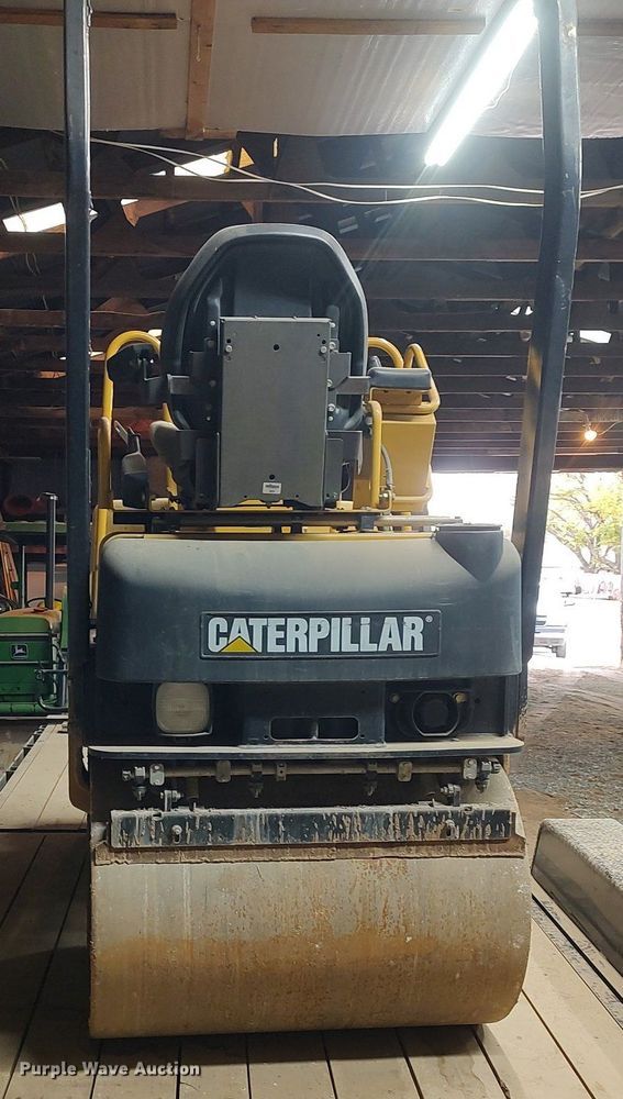 image for item KI9968 2007 Caterpillar CB-214E  double drum vibratory roller