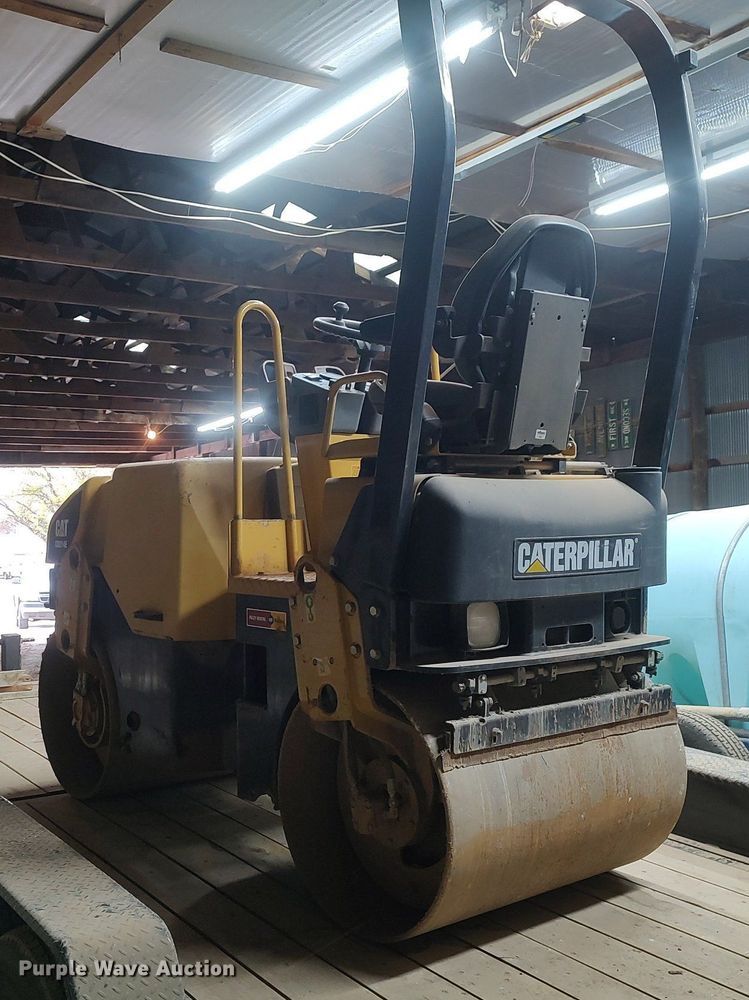 image for item KI9968 2007 Caterpillar CB-214E  double drum vibratory roller