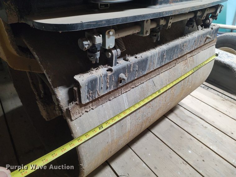 image for item KI9968 2007 Caterpillar CB-214E  double drum vibratory roller