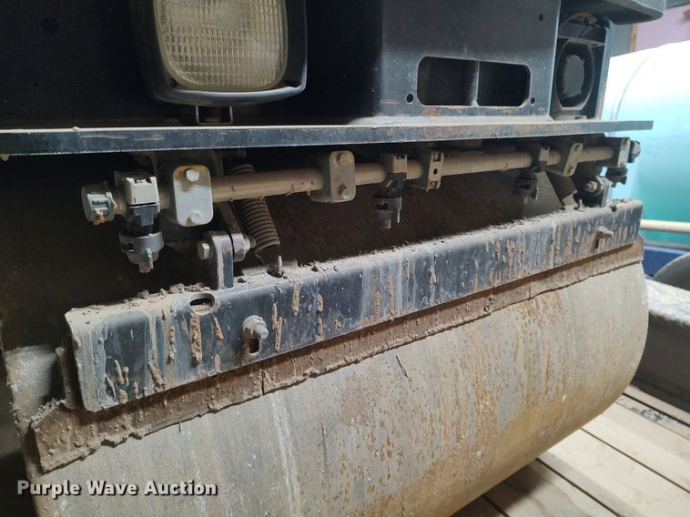 image for item KI9968 2007 Caterpillar CB-214E  double drum vibratory roller