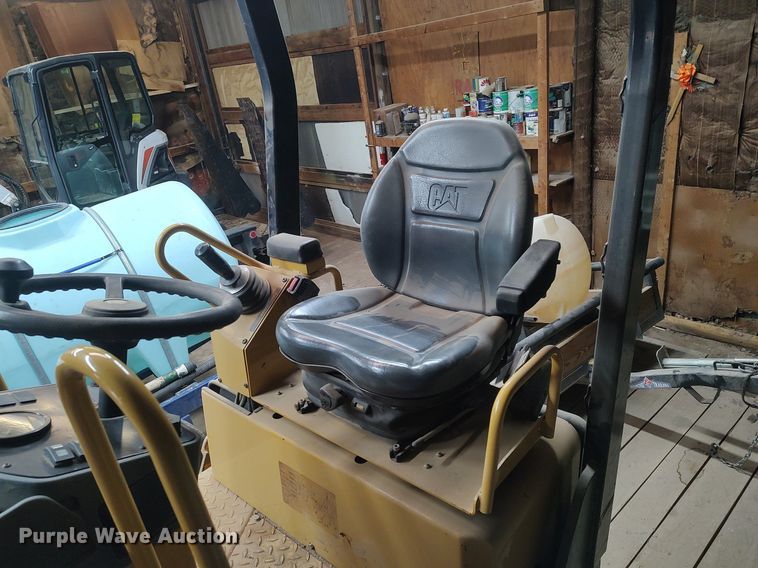 image for item KI9968 2007 Caterpillar CB-214E  double drum vibratory roller