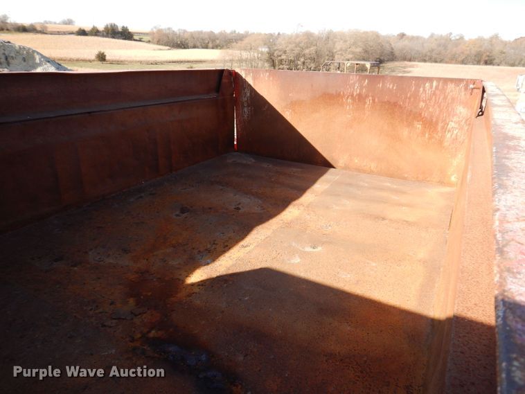 image for item KW9306 1996 Ford F800  dump truck