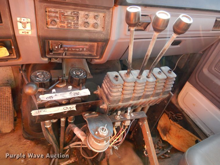 image for item KW9306 1996 Ford F800  dump truck