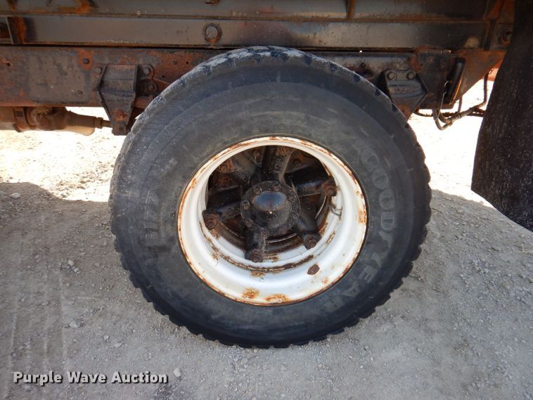 image for item KW9306 1996 Ford F800  dump truck