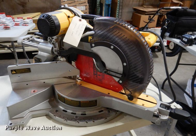 DeWalt DW718 miter saw in Ankeny, IA | Item KW9759 sold | Purple Wave