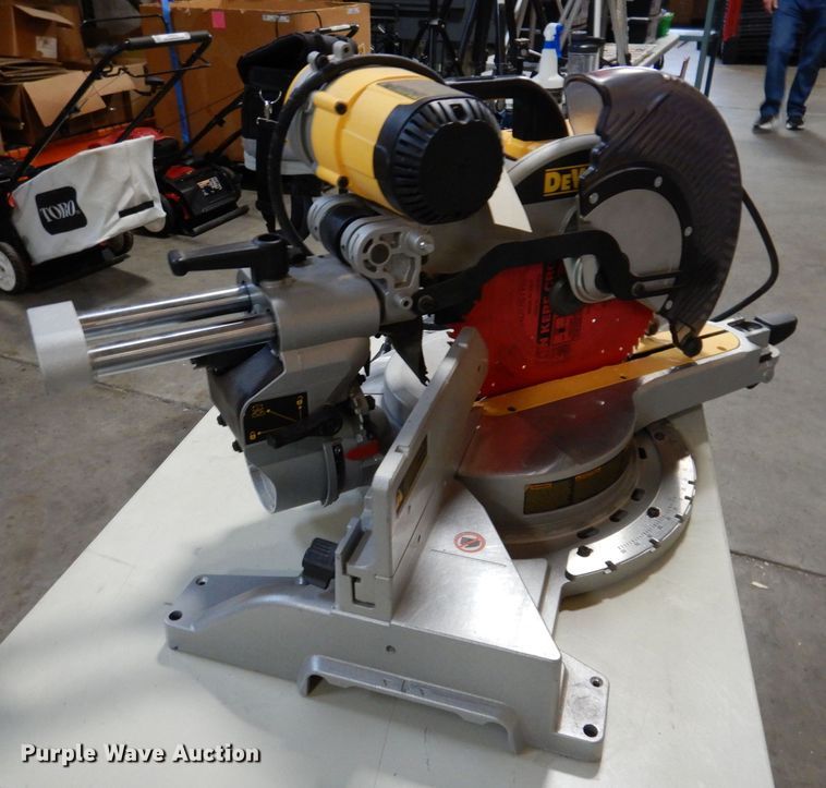 DeWalt DW718 miter saw in Ankeny, IA | Item KW9759 sold | Purple Wave