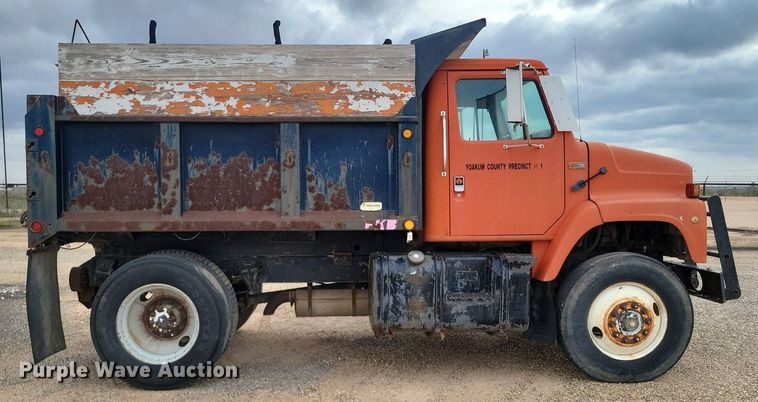 image for item LG9320 1987 International S2375  dump truck