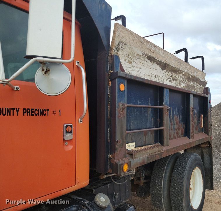 image for item LG9320 1987 International S2375  dump truck