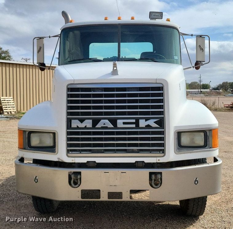 image for item LG9322 1990 Mack CH613  semi truck