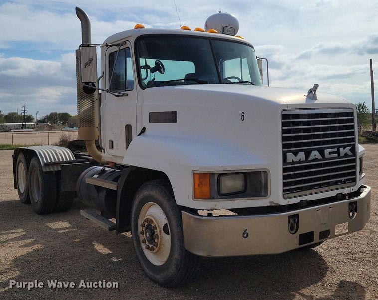 image for item LG9322 1990 Mack CH613  semi truck
