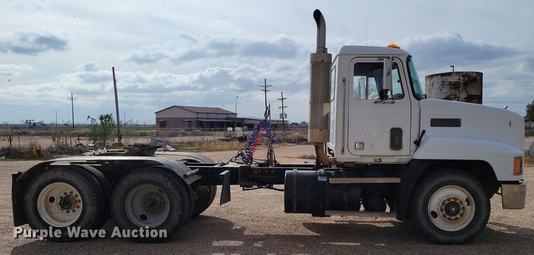 image for item LG9322 1990 Mack CH613  semi truck