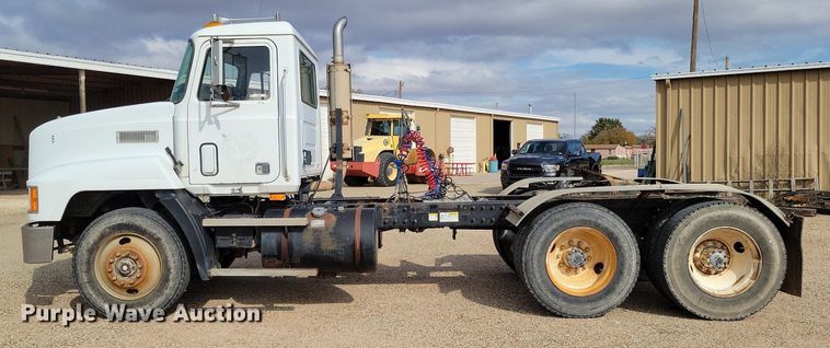 image for item LG9322 1990 Mack CH613  semi truck