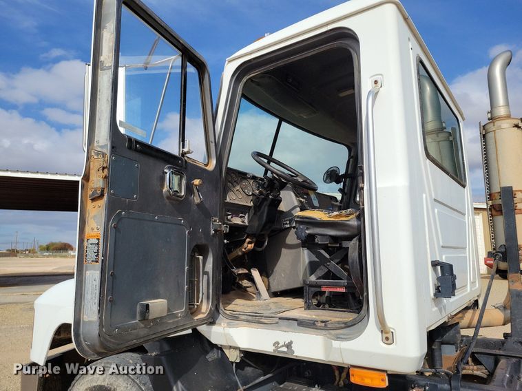 image for item LG9322 1990 Mack CH613  semi truck