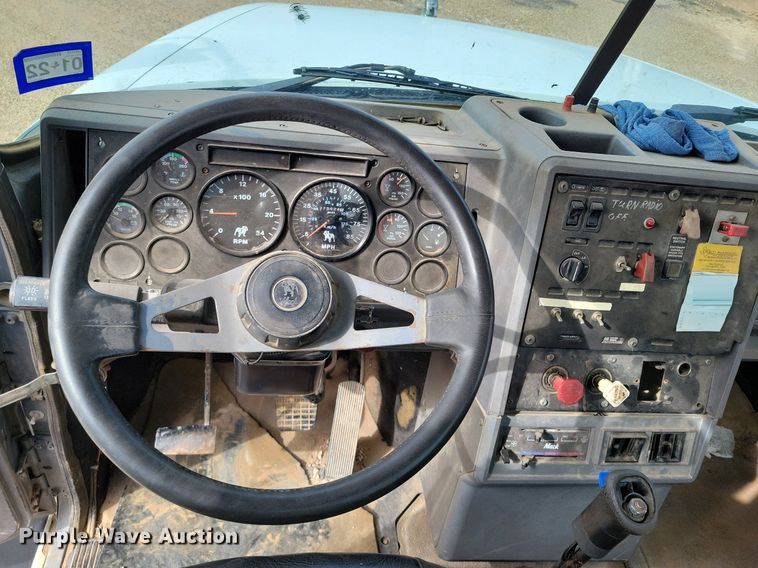 image for item LG9322 1990 Mack CH613  semi truck