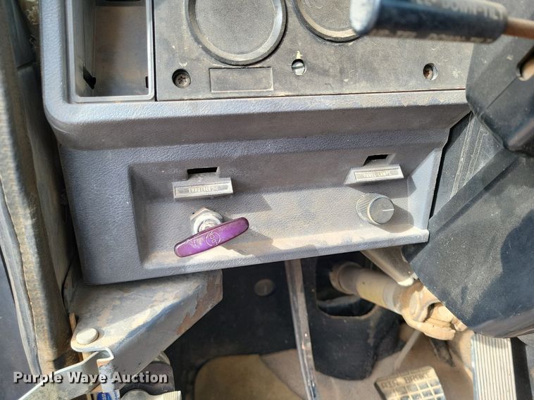 image for item LG9322 1990 Mack CH613  semi truck