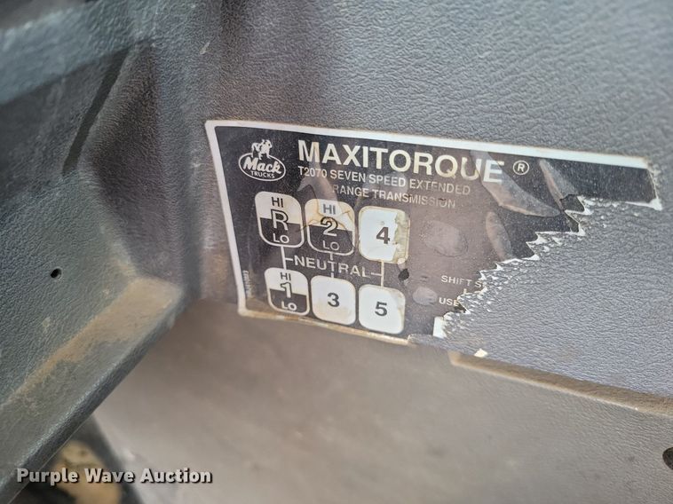 image for item LG9322 1990 Mack CH613  semi truck