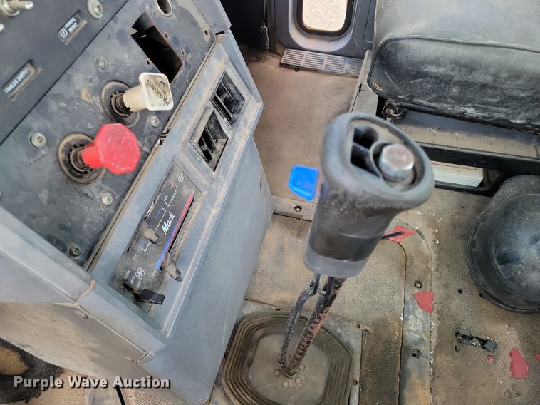 image for item LG9322 1990 Mack CH613  semi truck