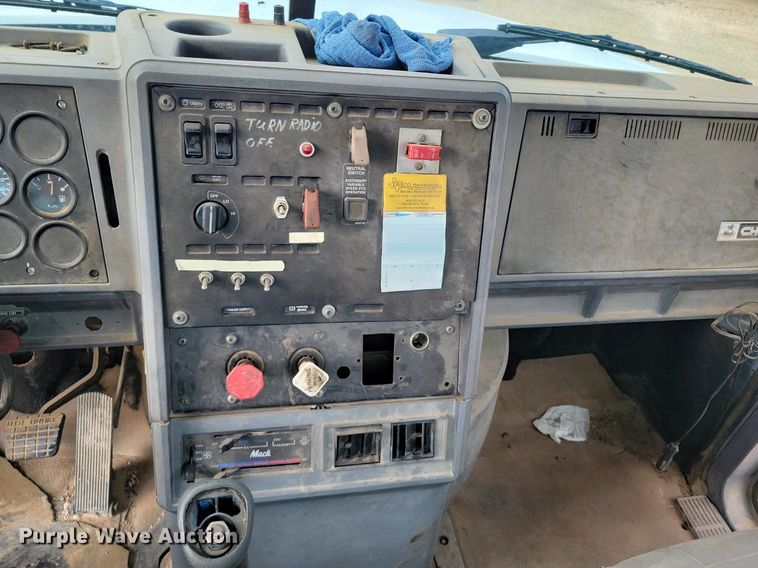 image for item LG9322 1990 Mack CH613  semi truck