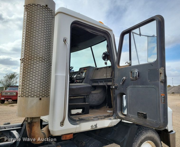 image for item LG9322 1990 Mack CH613  semi truck