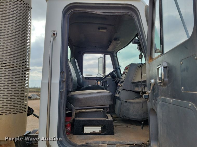 image for item LG9322 1990 Mack CH613  semi truck