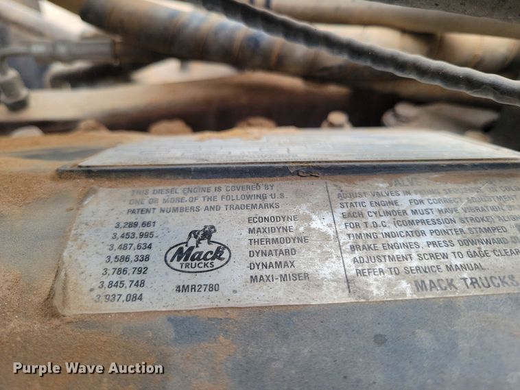 image for item LG9322 1990 Mack CH613  semi truck