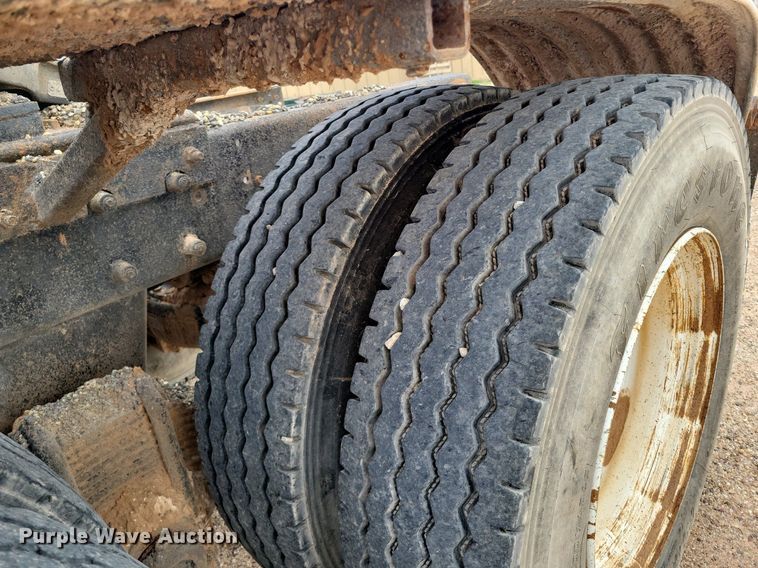 image for item LG9322 1990 Mack CH613  semi truck