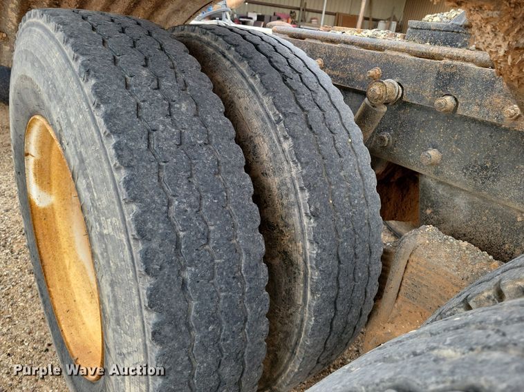 image for item LG9322 1990 Mack CH613  semi truck