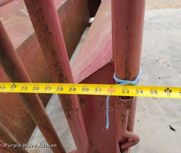 image for item LG9330 W-W Livestock roping chute