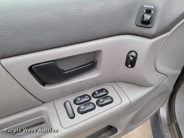 image for item LL9692 2004 Ford Taurus LX