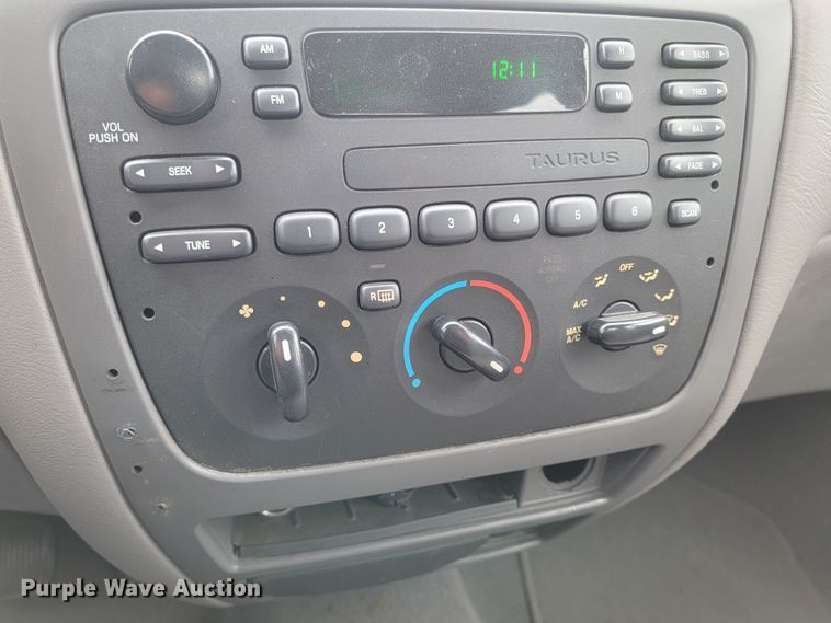 image for item LL9692 2004 Ford Taurus LX