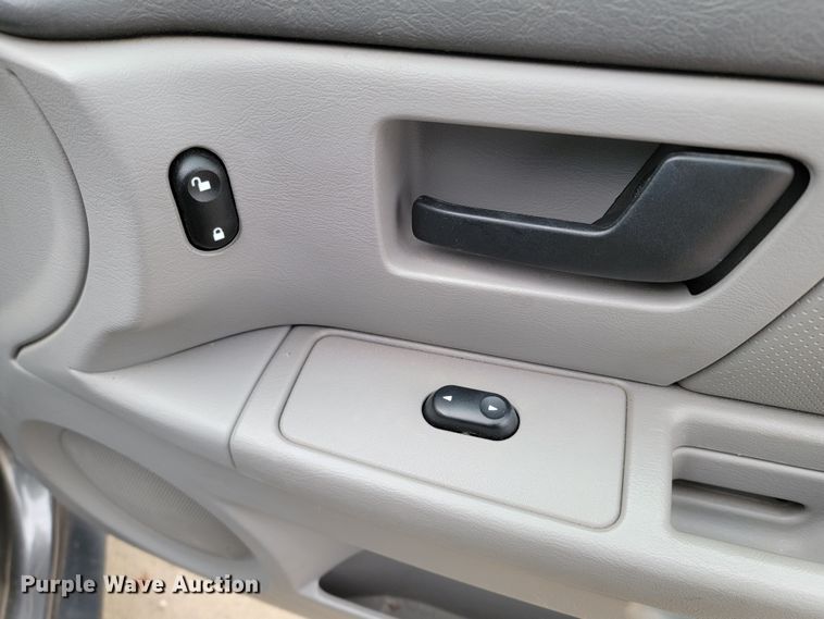 image for item LL9692 2004 Ford Taurus LX