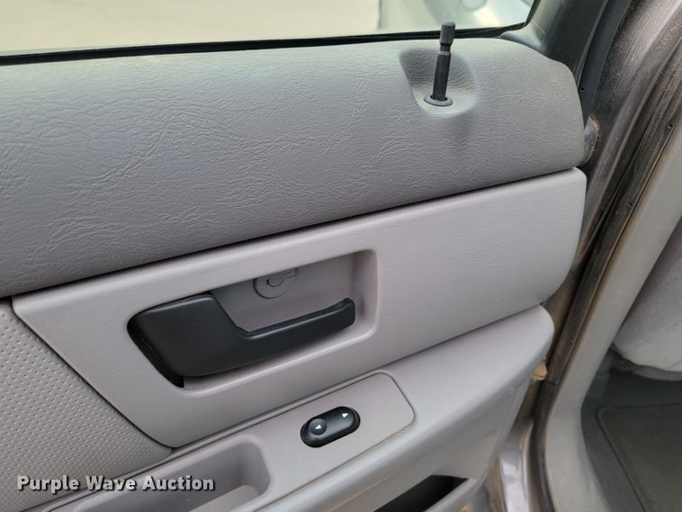 image for item LL9692 2004 Ford Taurus LX