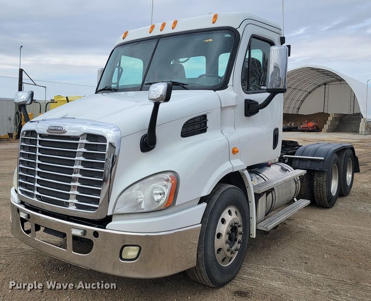 image for item LL9695 2013 Freightliner Cascadia semi truck