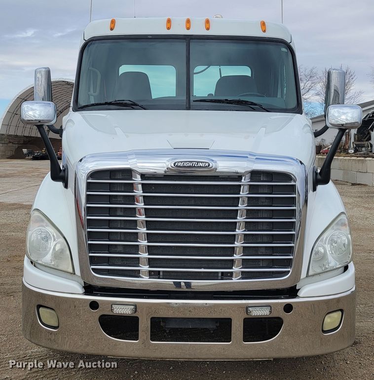 image for item LL9695 2013 Freightliner Cascadia semi truck