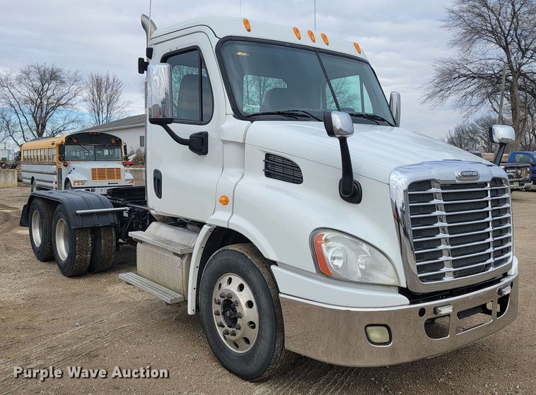 image for item LL9695 2013 Freightliner Cascadia semi truck