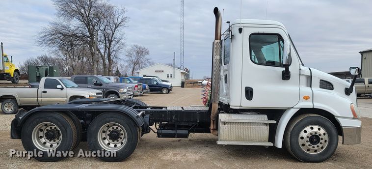 image for item LL9695 2013 Freightliner Cascadia semi truck