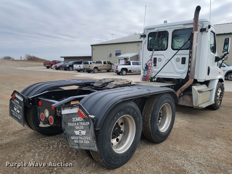 image for item LL9695 2013 Freightliner Cascadia semi truck