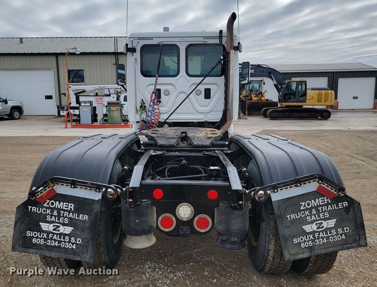image for item LL9695 2013 Freightliner Cascadia semi truck