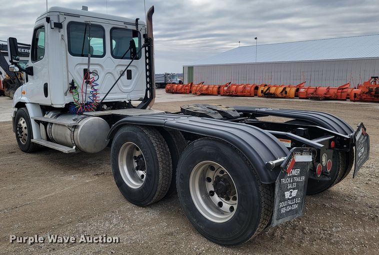 image for item LL9695 2013 Freightliner Cascadia semi truck