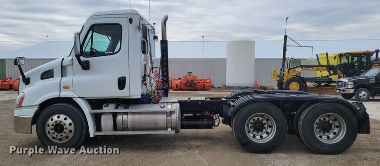 image for item LL9695 2013 Freightliner Cascadia semi truck