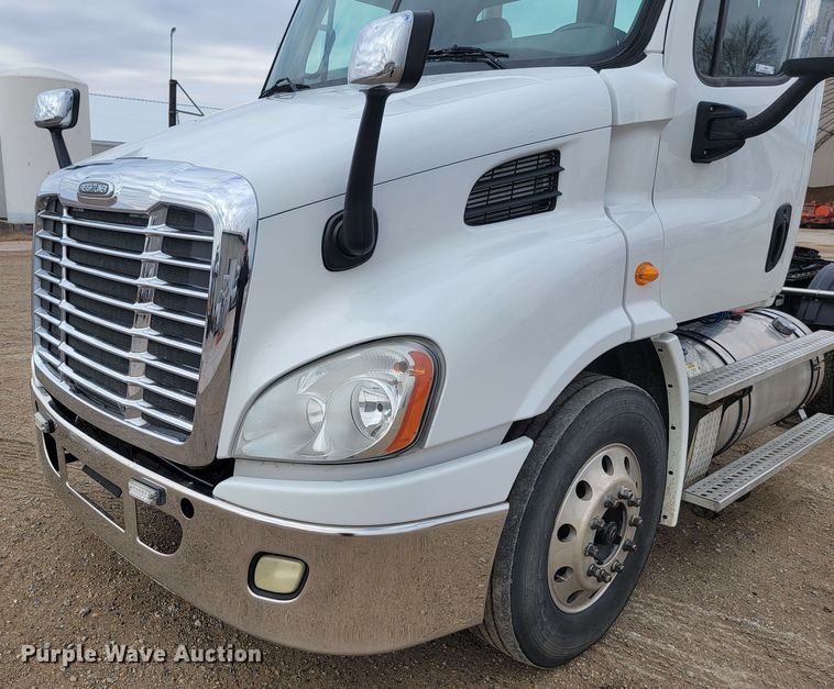 image for item LL9695 2013 Freightliner Cascadia semi truck