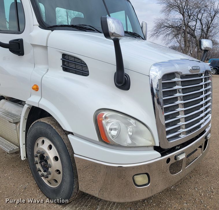 image for item LL9695 2013 Freightliner Cascadia semi truck