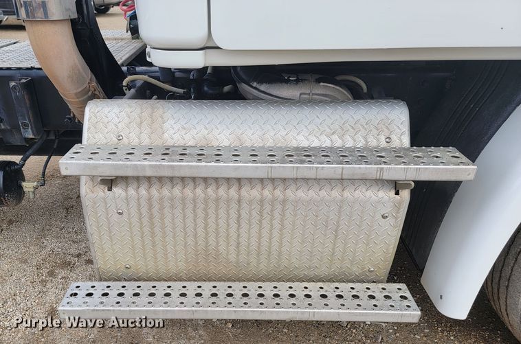 image for item LL9695 2013 Freightliner Cascadia semi truck